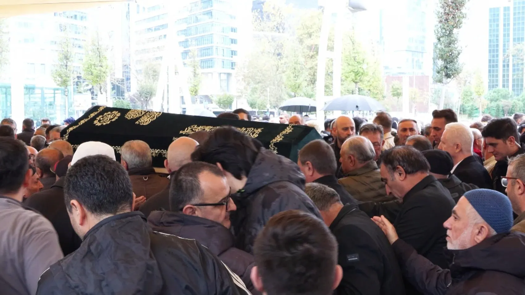 Torununu kurtarmak için pijama ile sokağa fırladı: Selin yuttuğu Turgut Dursun son yolculuğuna uğurlandı