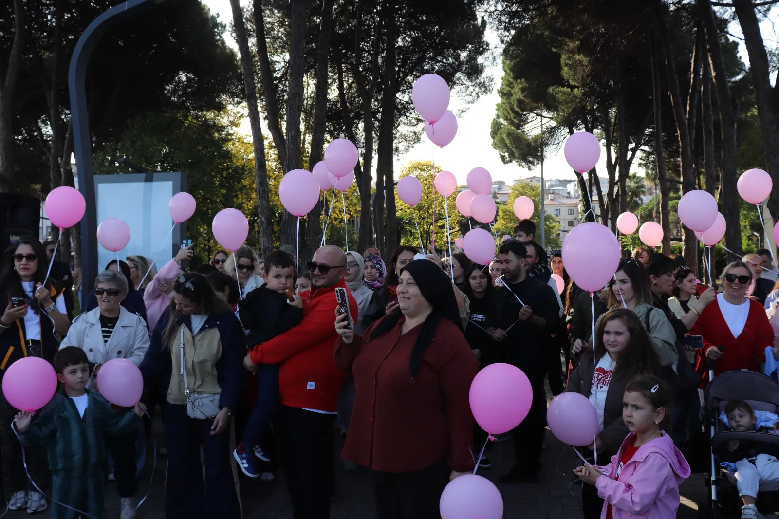 Kanserle mücadelesini kazanan Yasemin için gökyüzü pembeye boyandı