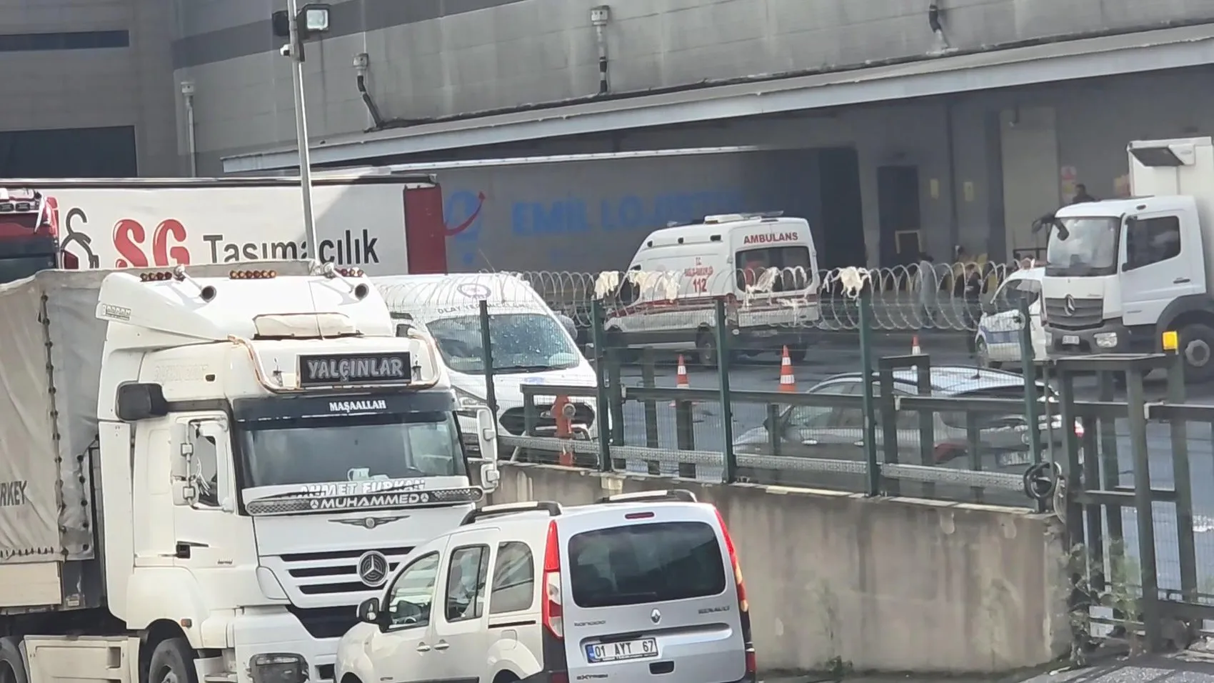 Esenyurt'taki depo faciası: Aynasını düzeltmek için indiği aracının yanında can verdi