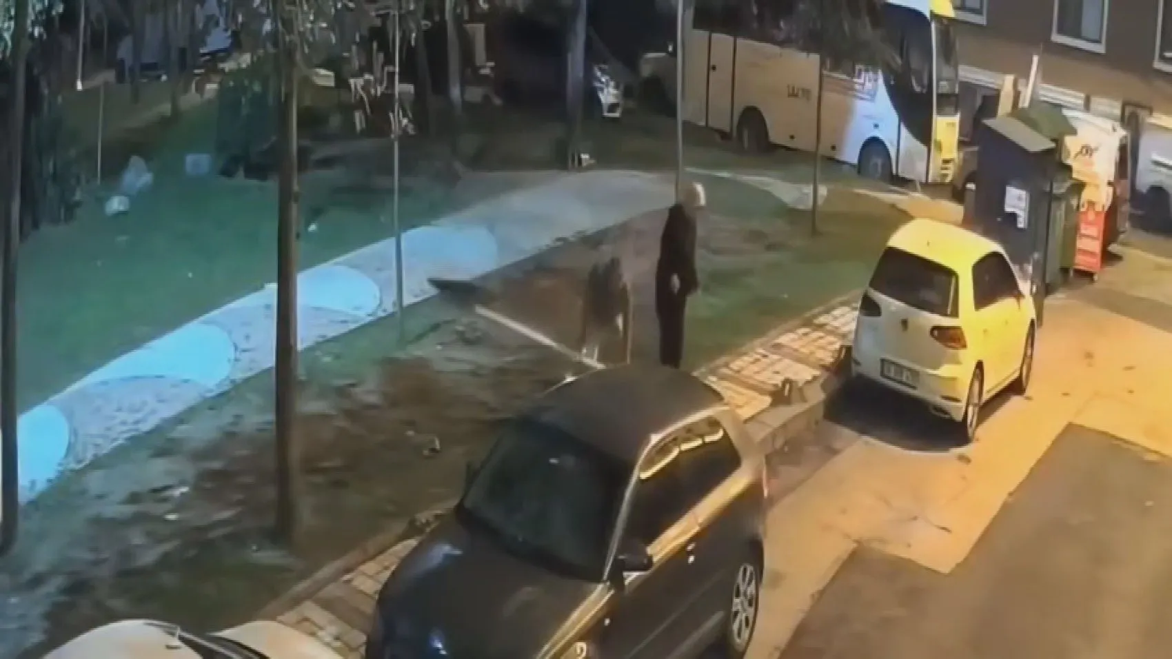 Sultangazi'de şaşırtan görüntü: Park ettikleri aracın yanındaki trafik levhasını kökünden söktüler