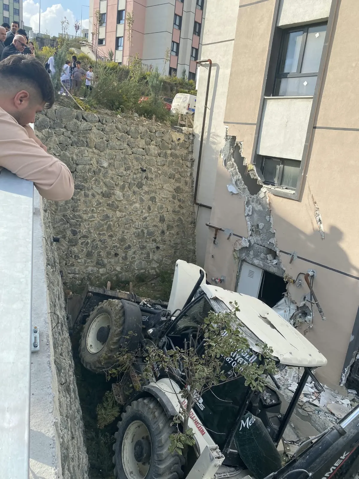 Antakya'da korkutan kaza: Kontrolden çıkan iş makinesi binaya daldı