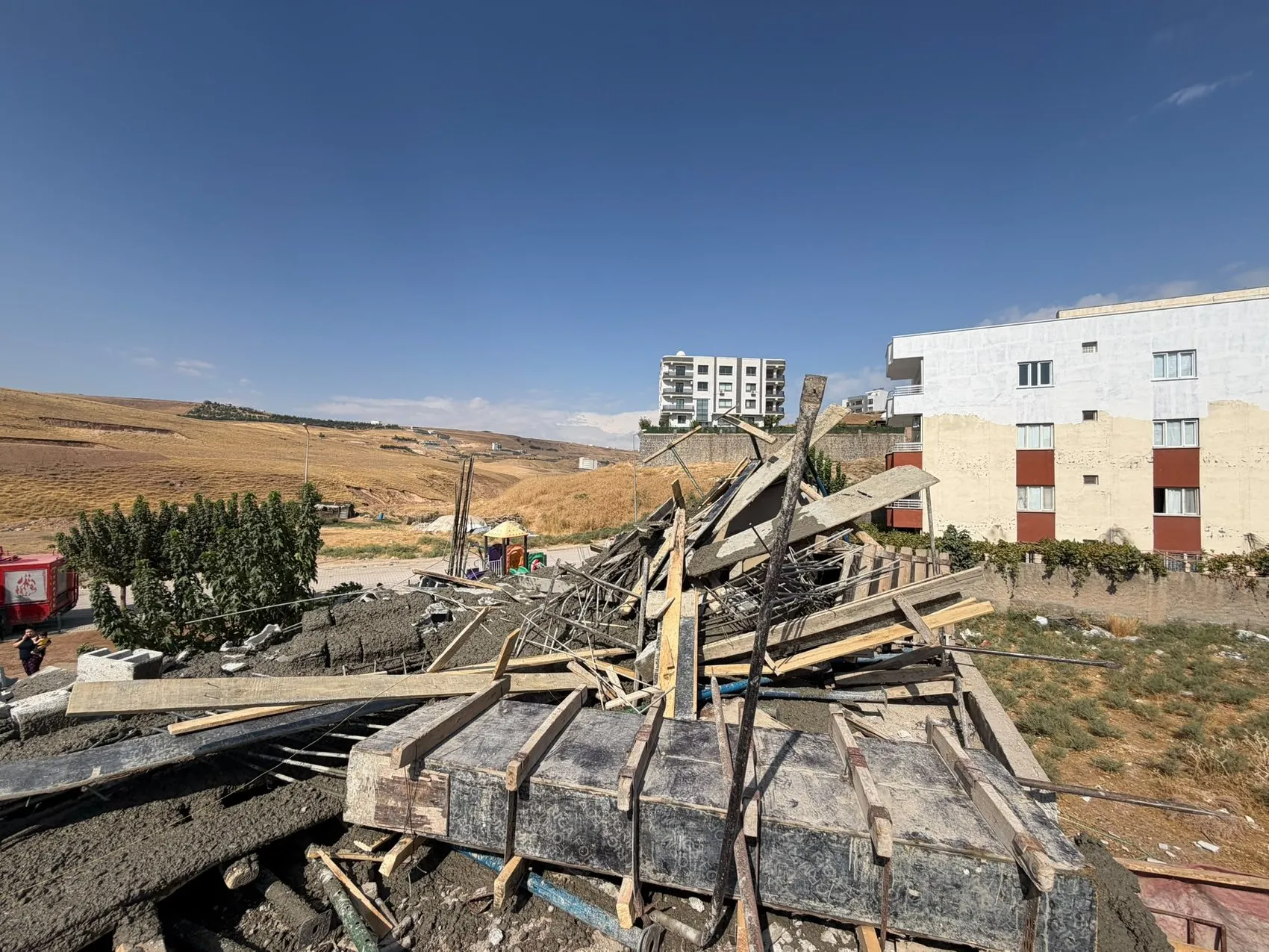 Cizre'de inşaat faciası: Beton dökümü sırasında çökme yaşandı