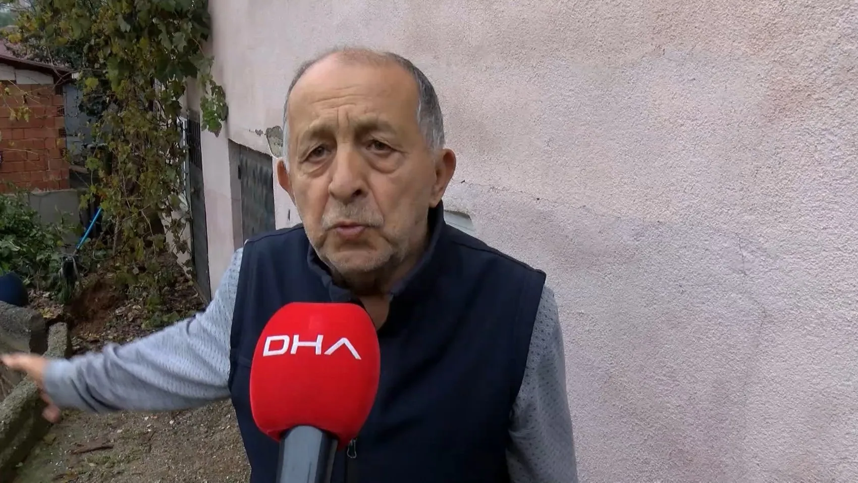 Beykoz'da korku dolu anlar: Yağışla birlikte zemin ayaklarının altından kaydı