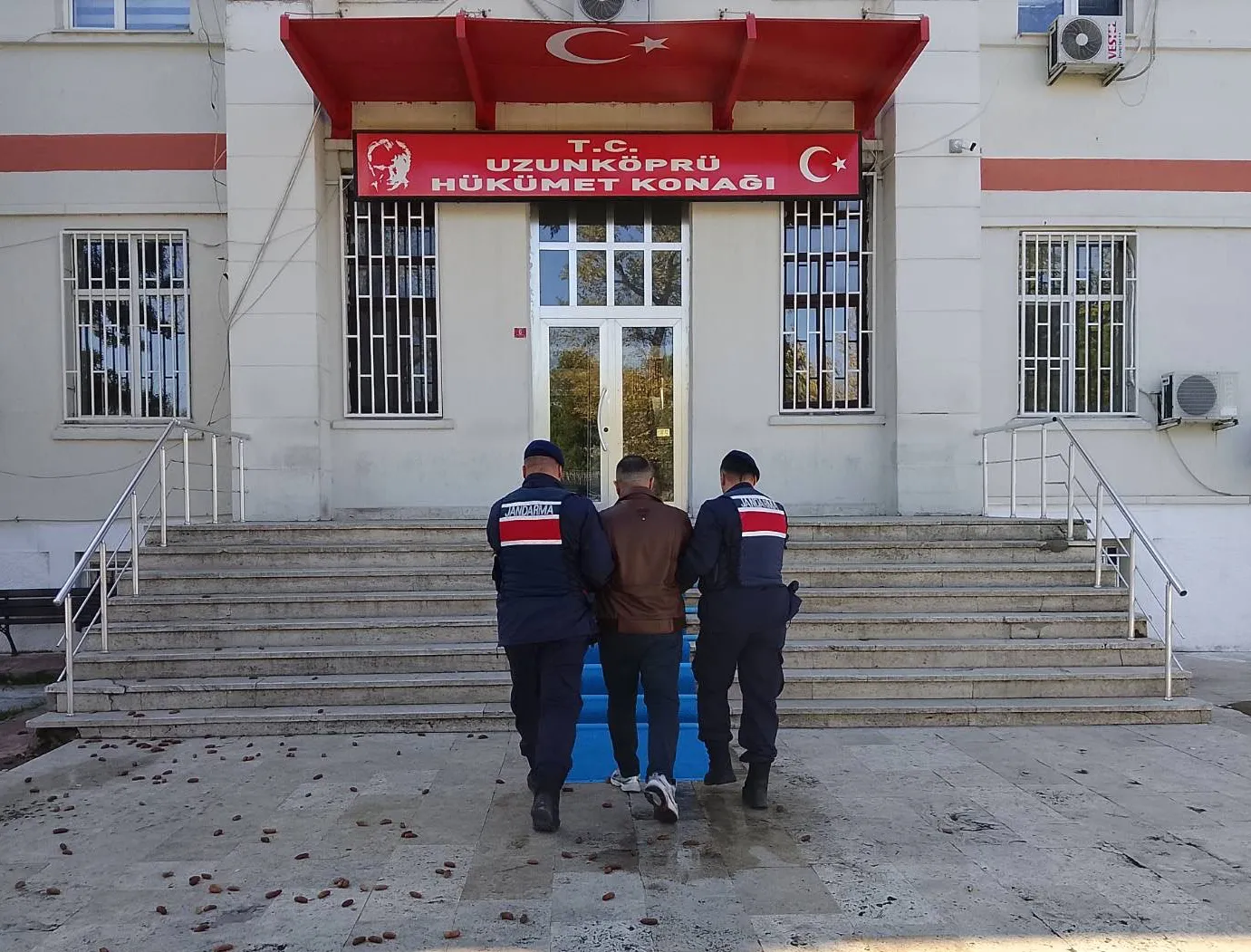 Edirne sınır hattında kaçak geçiş operasyonu: 23 kişi yakalandı