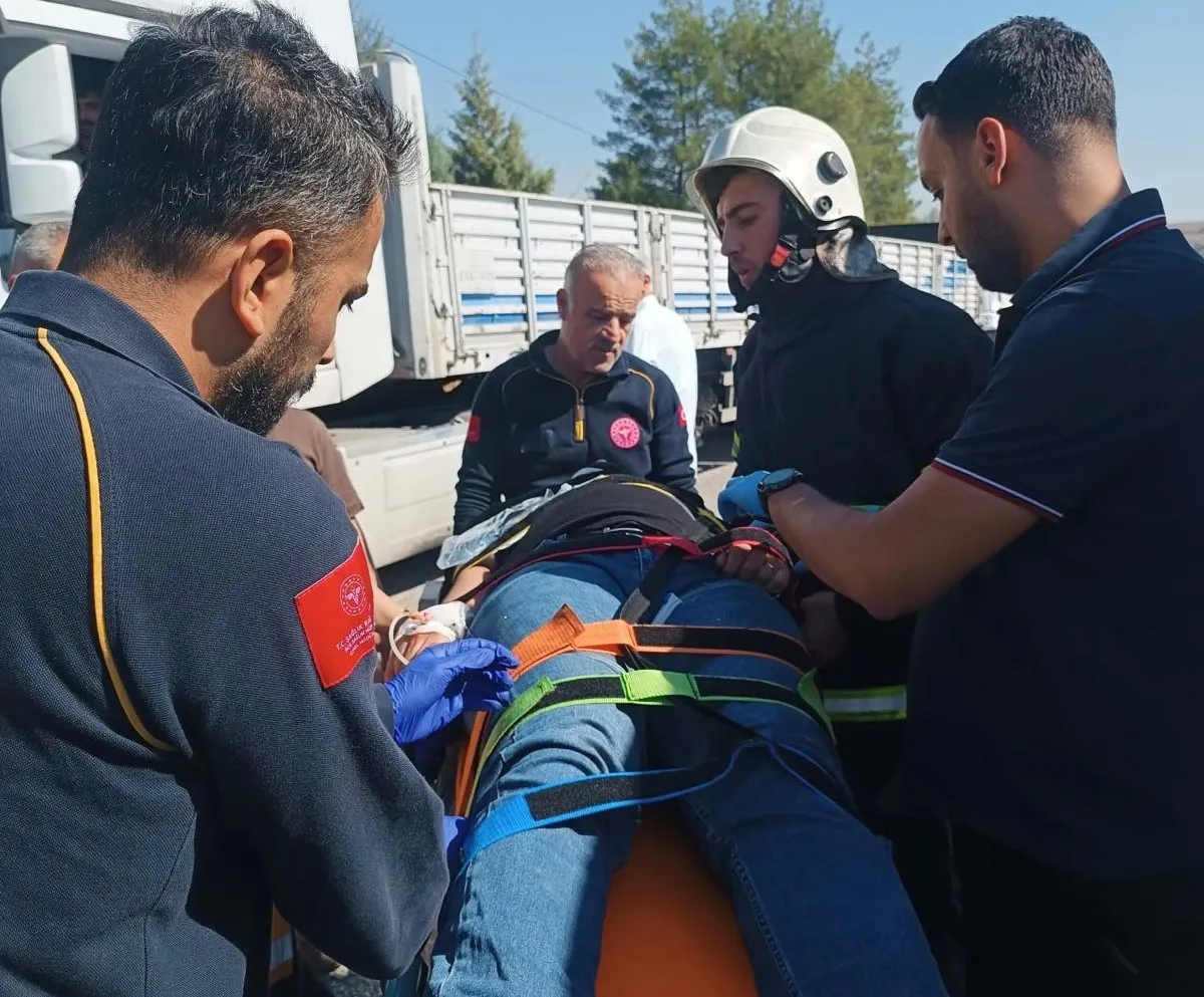 Kahta yolunda dehşet anları: Hafriyat kamyonuna çarpan otomobilde can pazarı