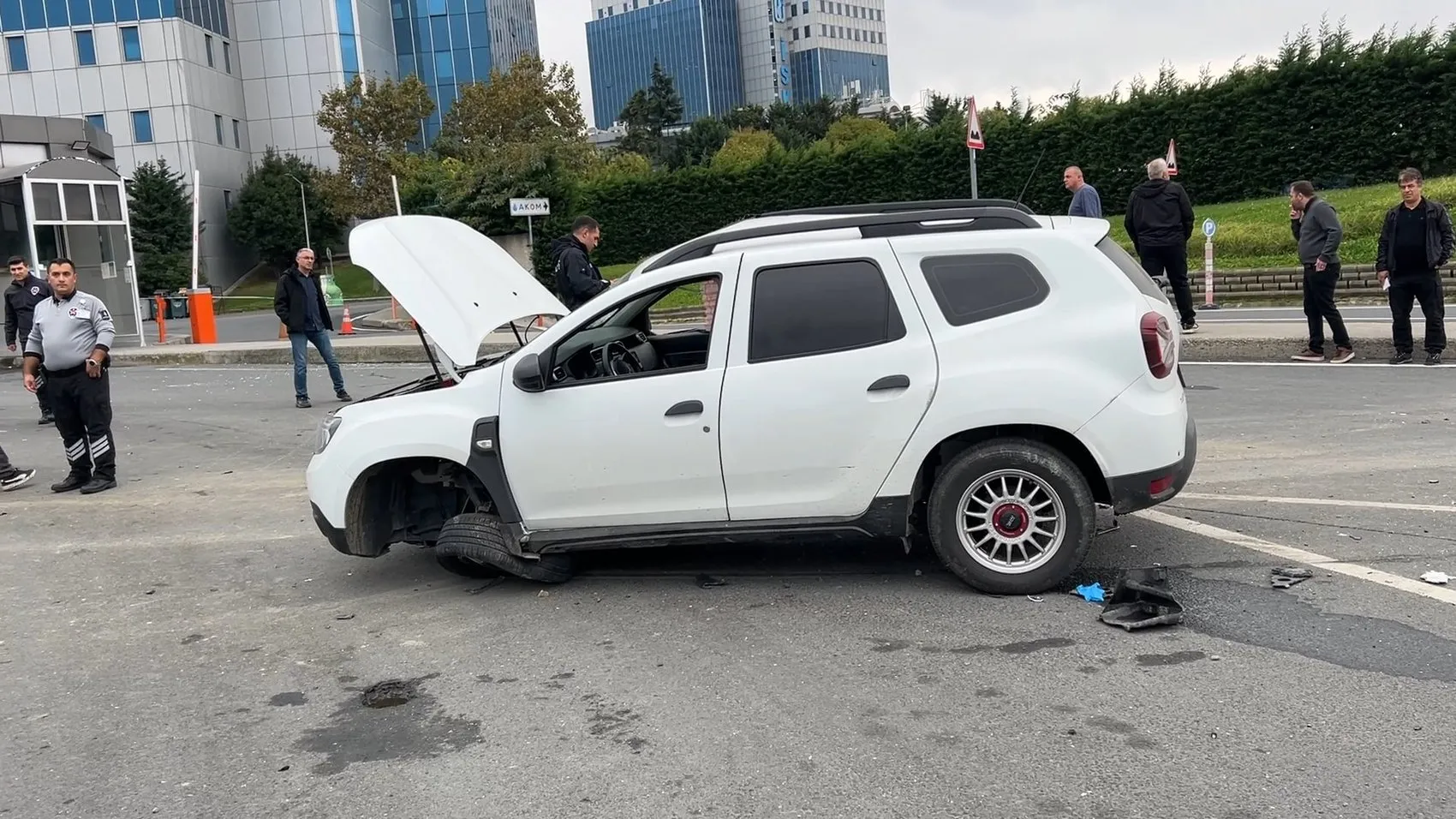 İstanbul trafiğinde dehşet anları: Kontrolden çıkan hafriyat kamyonu İSKİ bahçesine uçtu