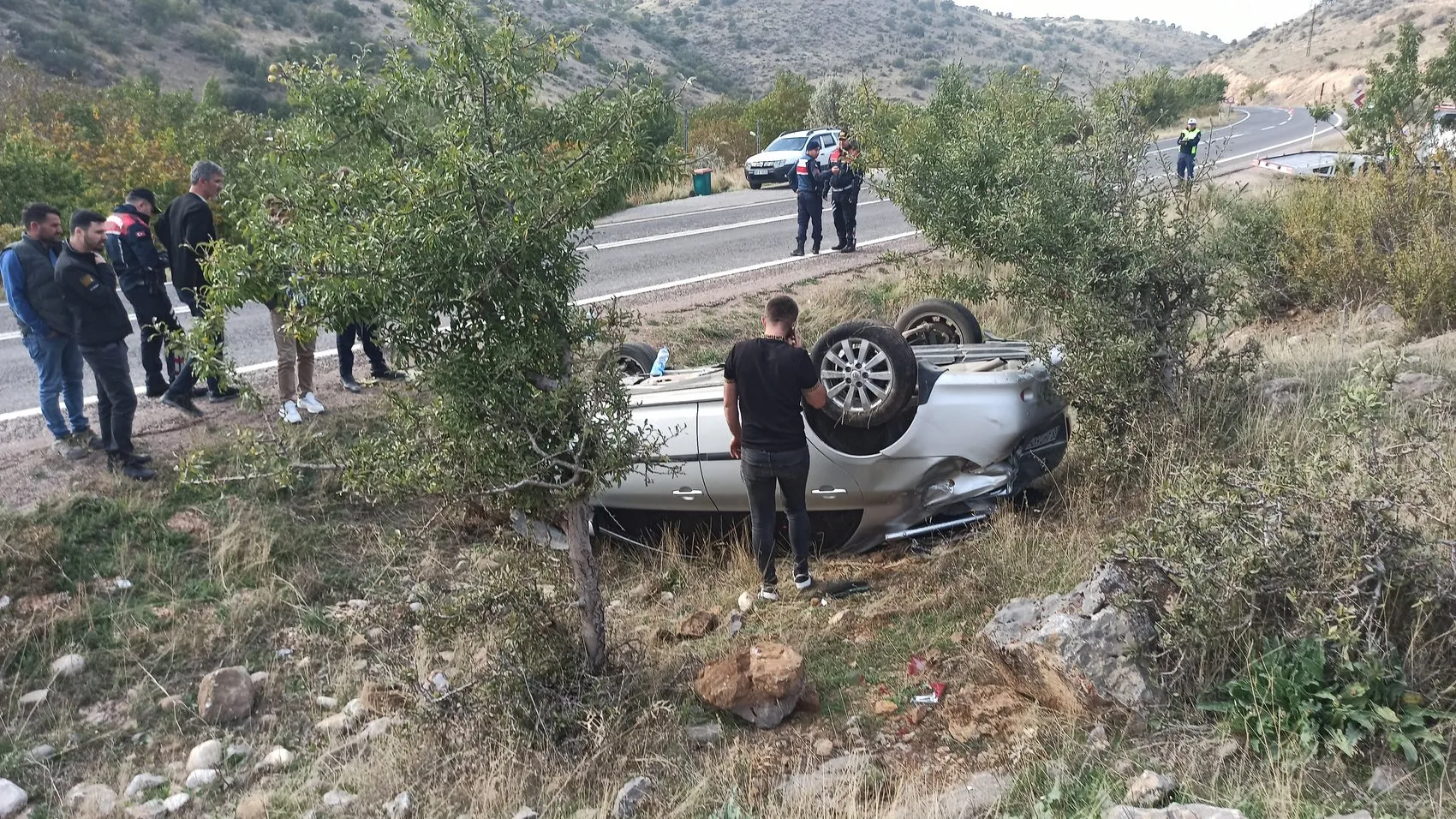 Yahyalı yolunda korkutan kaza: Otomobil şarampole uçtu