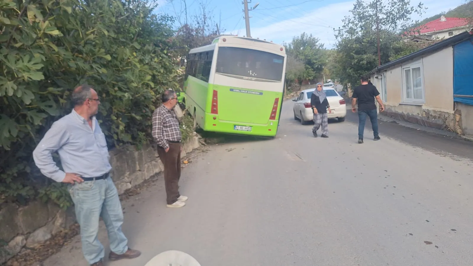 Gebze'de dehşet anları: Kontrolden çıkan halk otobüsü duvara daldı