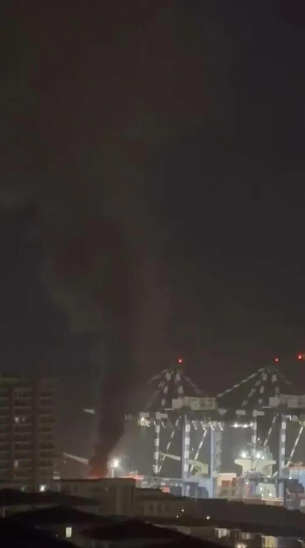 Beylikdüzü'nde gece yarısı kundaklama dehşeti: 4 TIR küle döndü
