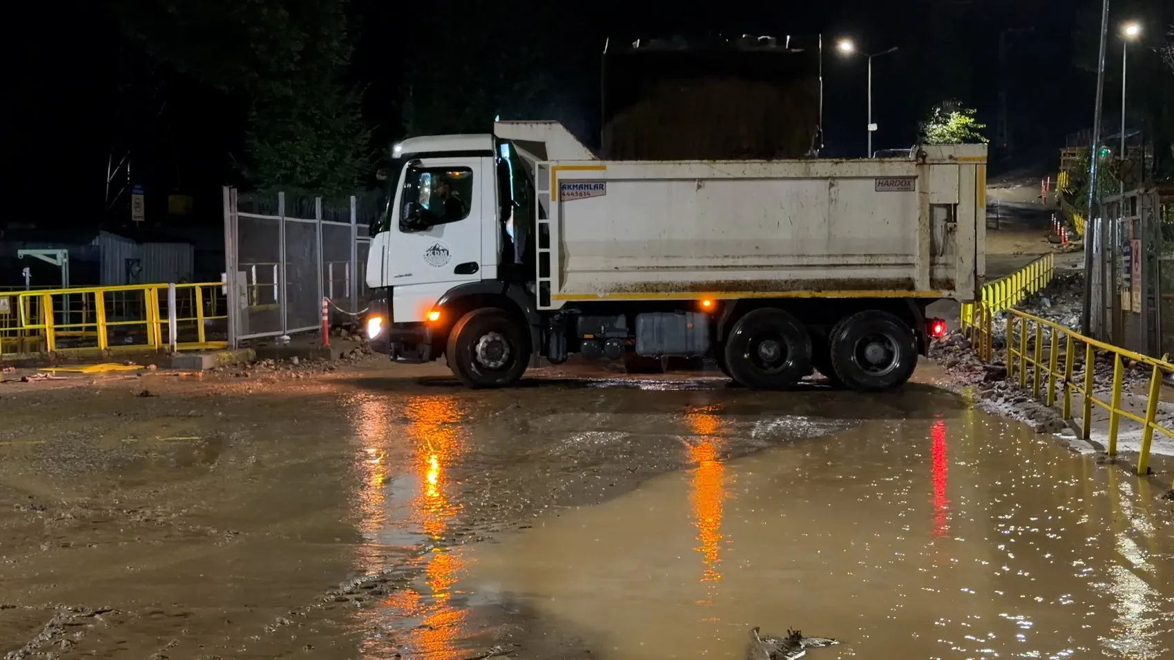 Çayeli'nde kabus dolu saatler: Irmak taştı, yollar sular altında kaldı