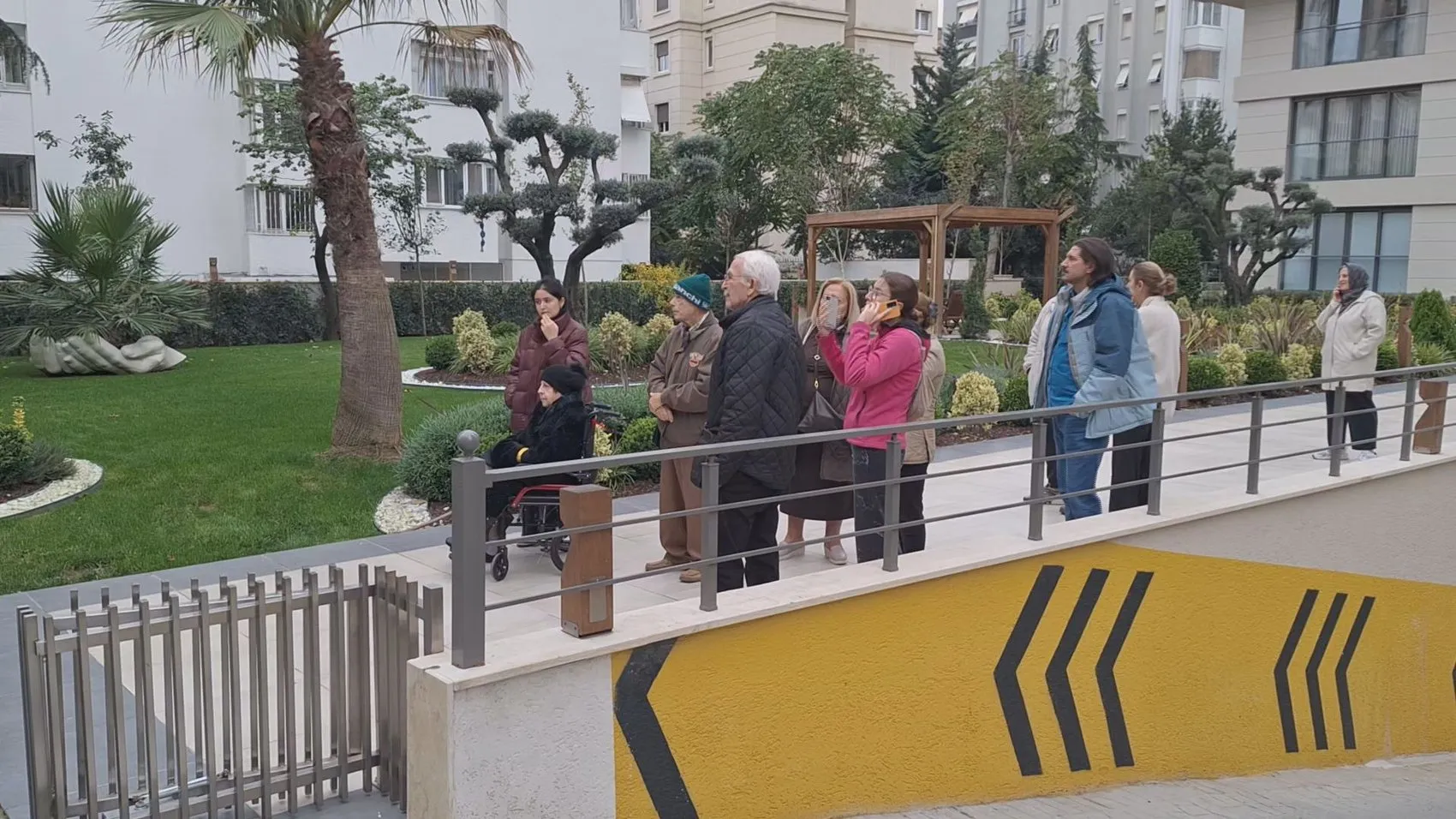 Erenköy'de korku dolu anlar: Dev vinç 11 katlı binanın üzerine yığıldı
