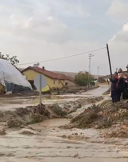 Bağlıkaya'da aniden bastıran sağanak hayatı felç etti: Dereler taştı, evleri su bastı