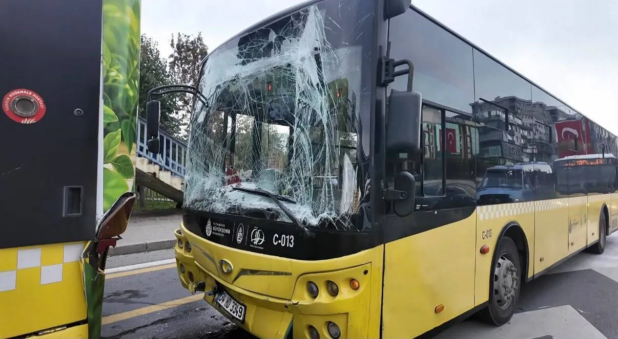 Göztepe Köprüsü'nde İETT otobüsleri birbirine girdi: Yolcular panik yaşadı