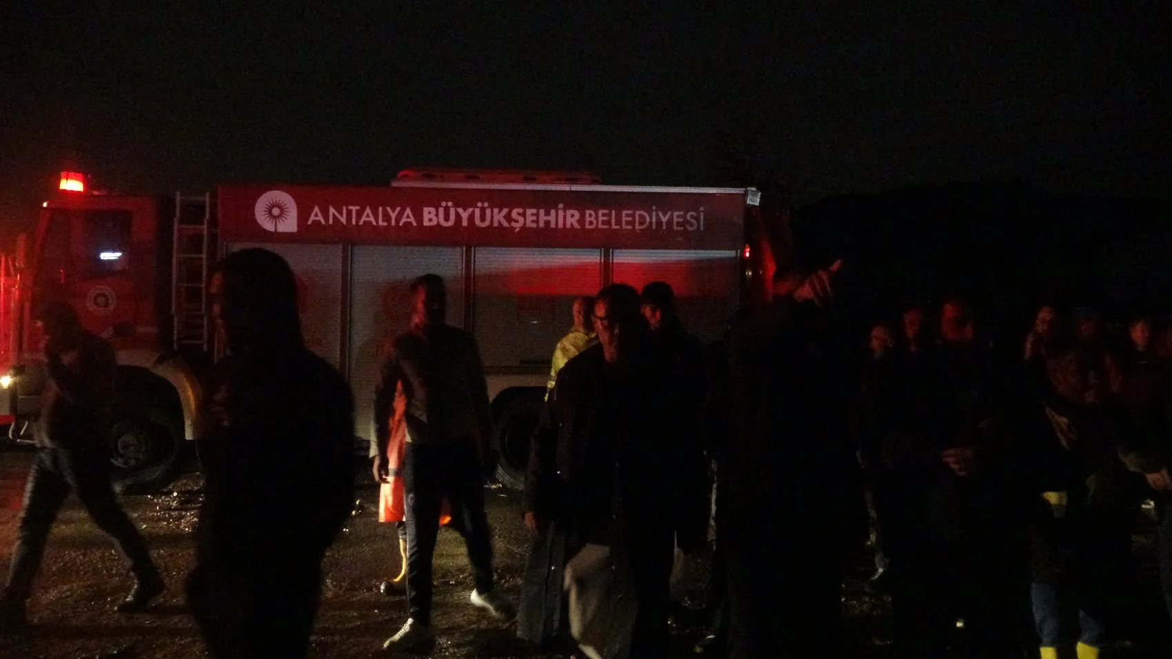 Antalya'da gece yarısı dehşeti: Şantiyeyi yerle bir eden hortum 4 can aldı