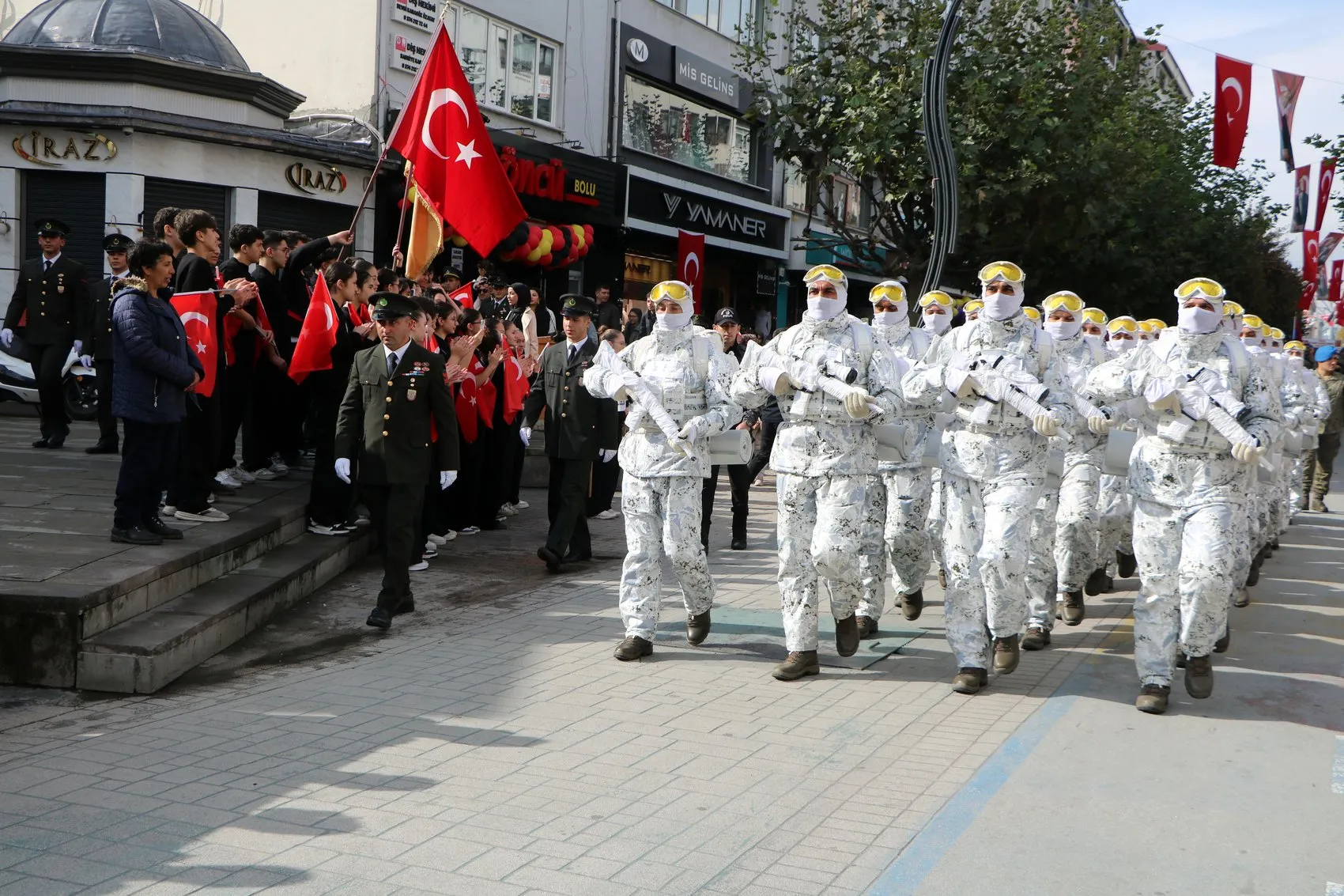 Bolu sokaklarında yankılanan o ses: Komandolar Cumhuriyet coşkusunu zirveye taşıdı