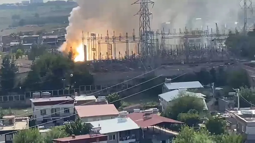 Diyarbakır'da geceyi aydınlatan patlamalar: Ana trafo merkezinde korku dolu anlar