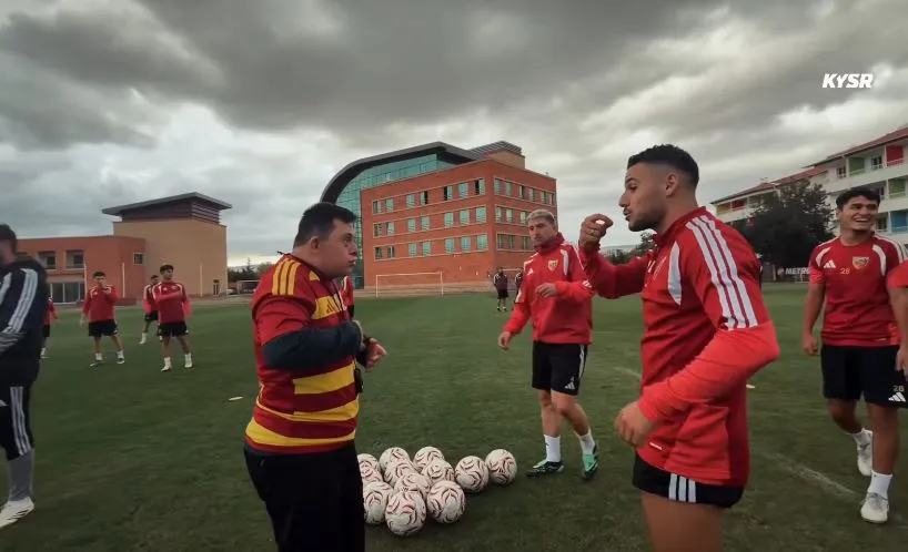 Kayserispor'un en neşeli taktik hocası sahaya indi