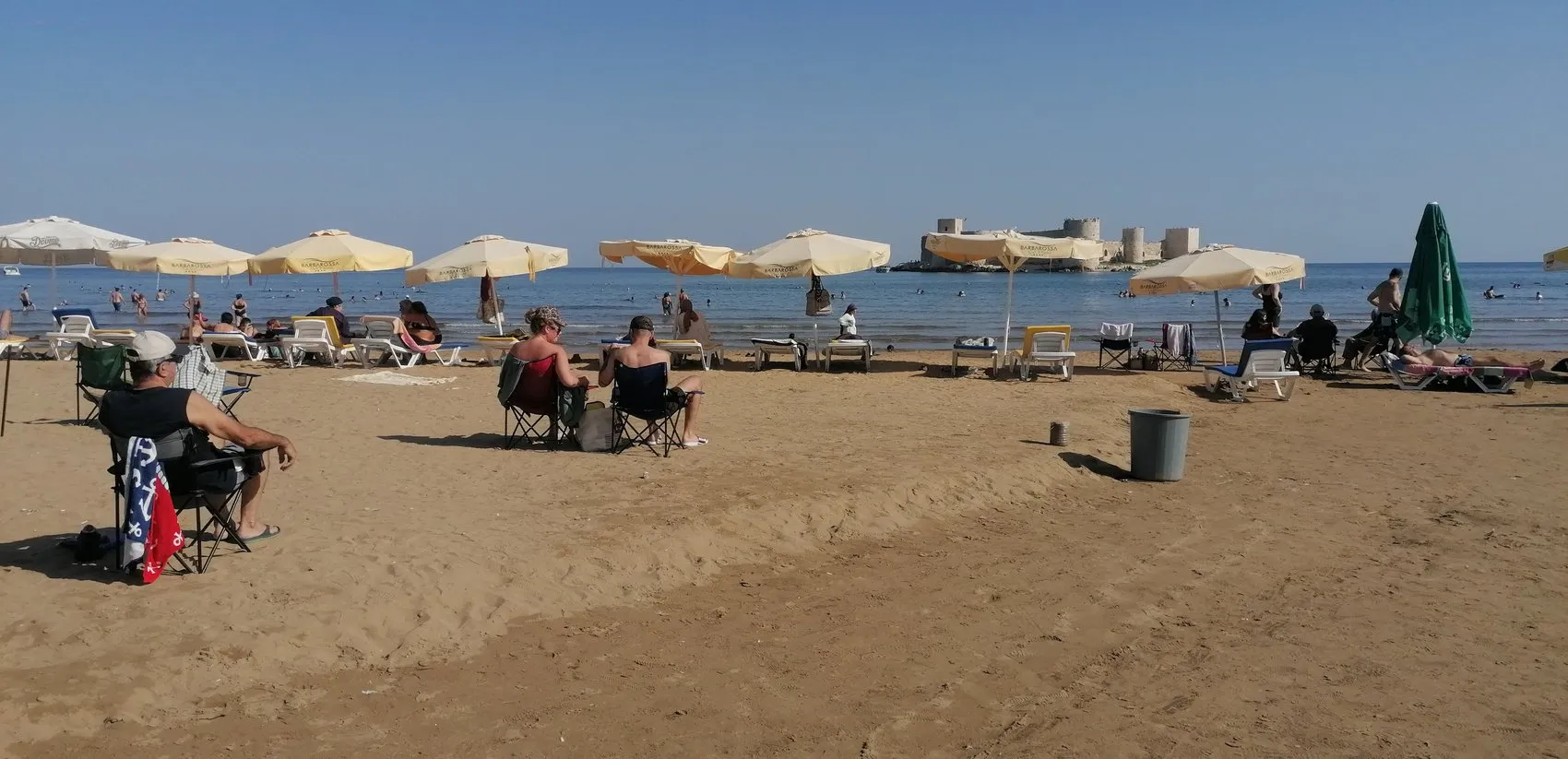 Takvimler ekimi gösterse de Mersin'de yaz bitmiyor: Tatilciler rotayı Kızkalesi'ne çevirdi