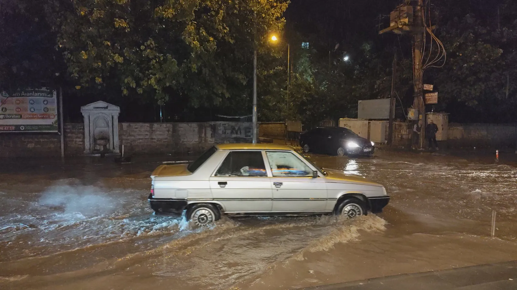 Kızıltepe'de aniden bastıran sağanak hayatı felç etti: Sokaklar göle döndü