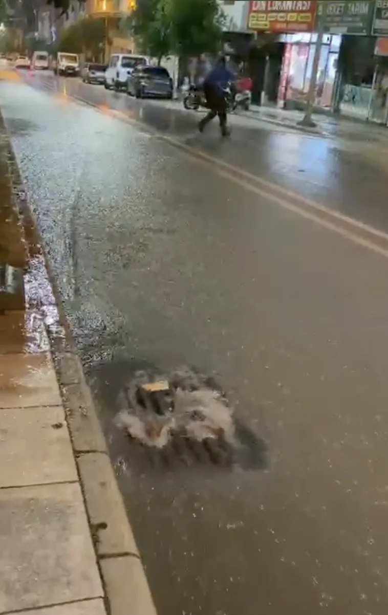 Elazığ'da gökyüzü aydınlandı, cadde ve sokaklar sular altında kaldı