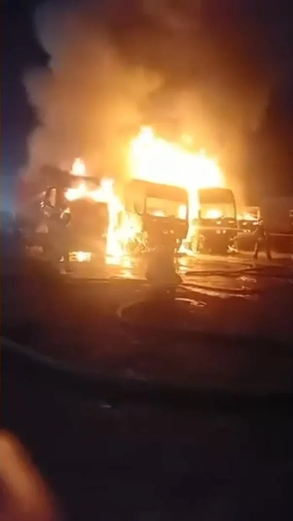 Beylikdüzü'nde gece yarısı kundaklama dehşeti: 4 TIR küle döndü