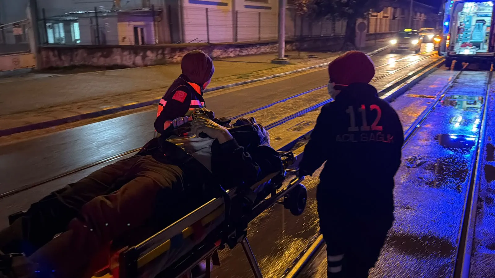 Eskişehir'de korkutan kaza: Kontrolden çıkan otomobil tramvay durağına girdi