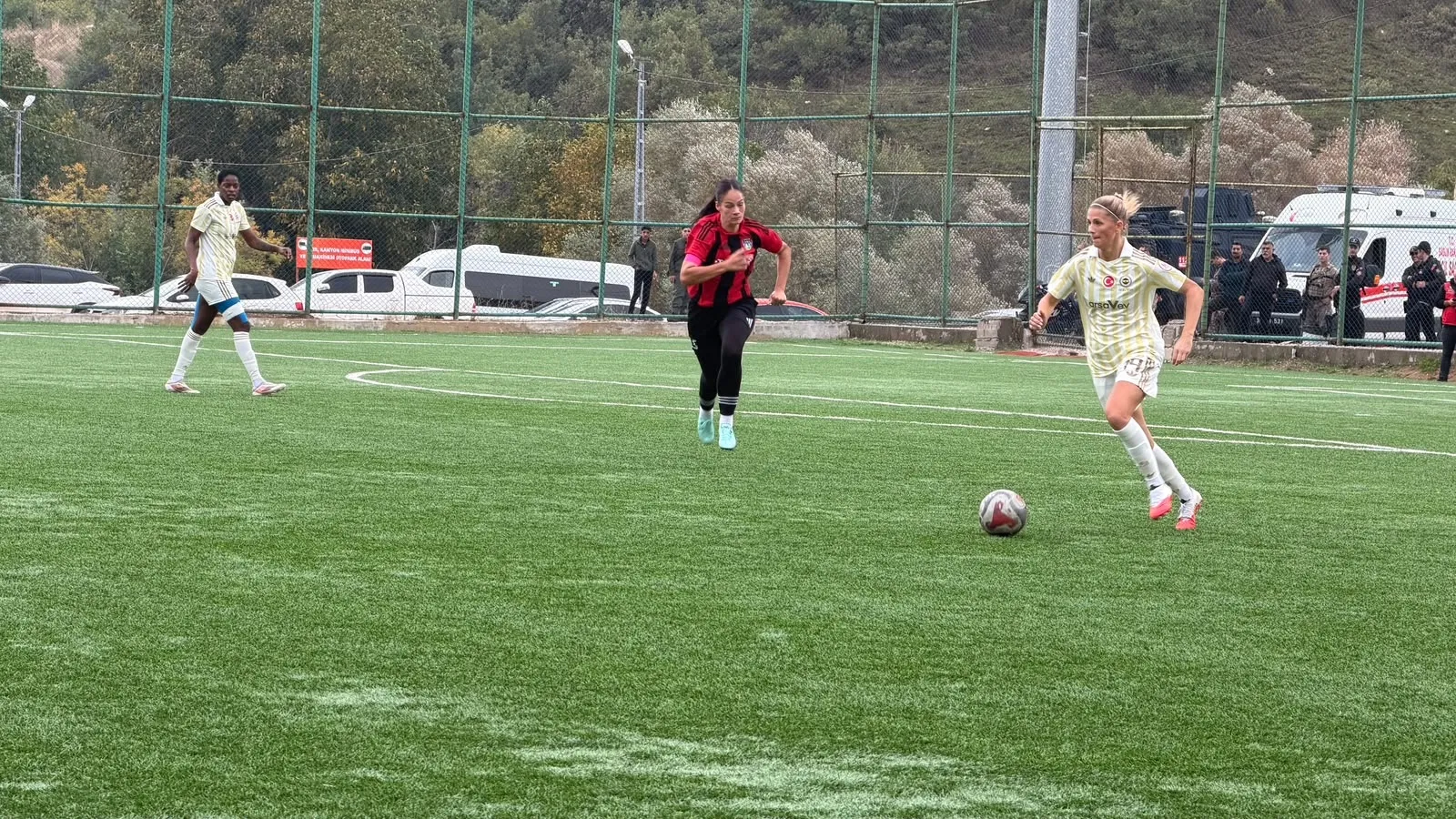 Şemdinli'de devlere geçit yok: Yüksekova Spor lideri puanla uğurladı