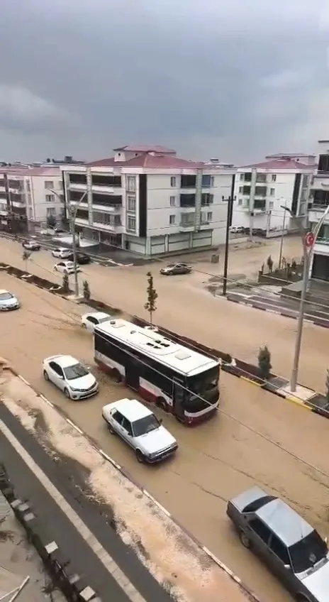 Ergani'de aniden bastıran yağış hayatı felç etti: Sokaklar sular altında kaldı