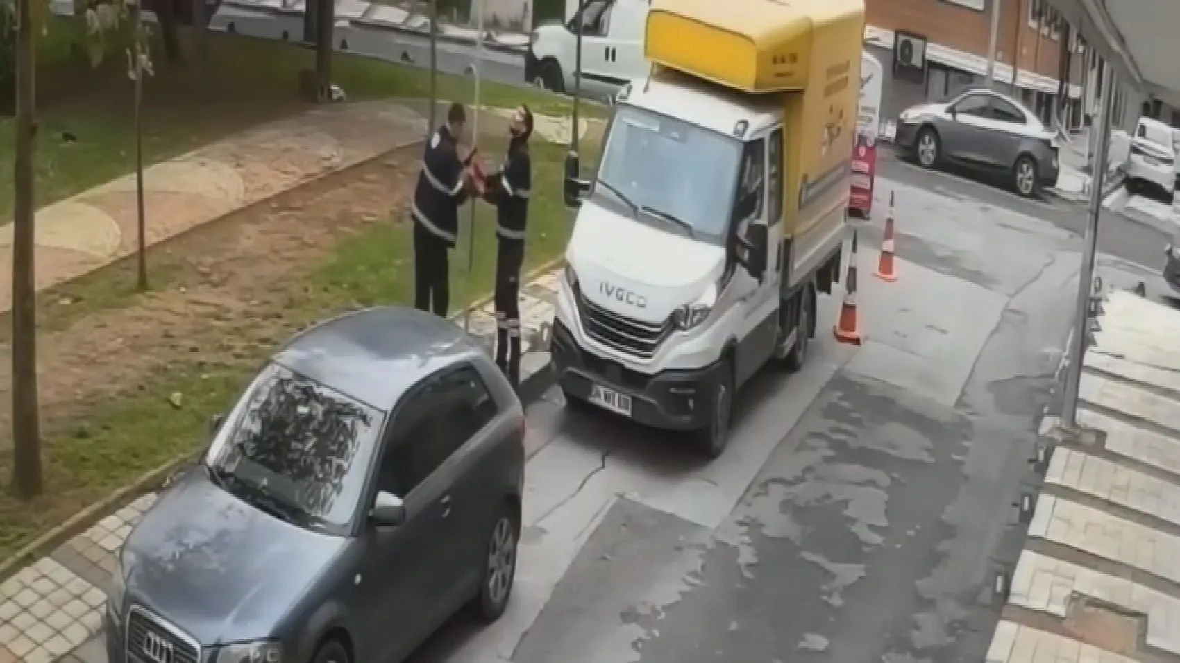 Sultangazi'de şaşırtan görüntü: Park ettikleri aracın yanındaki trafik levhasını kökünden söktüler