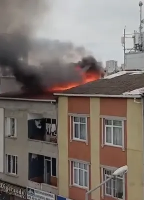 Küçükçekmece'de korku dolu anlar: Çatı katından yükselen alevler mahalleyi hareketlendirdi