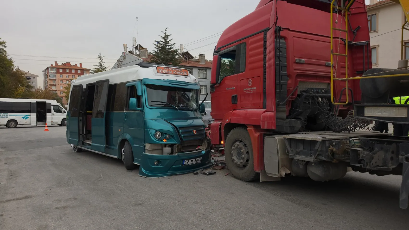 Selçuklu'da dehşet anları: Minibüs ve kamyon çarpışması kamerada