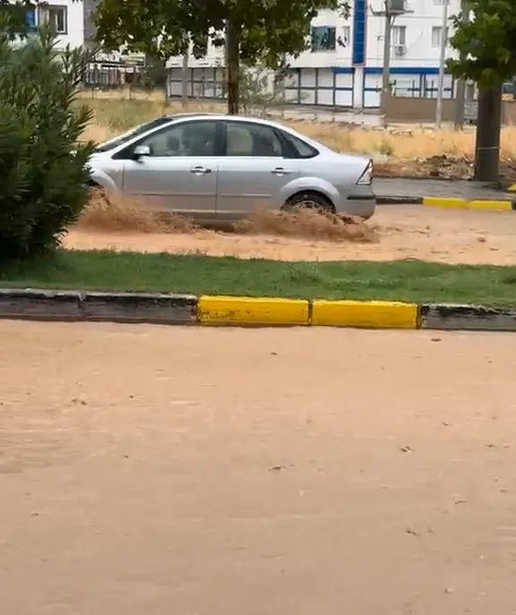 Ergani'de aniden bastıran yağış hayatı felç etti: Sokaklar sular altında kaldı