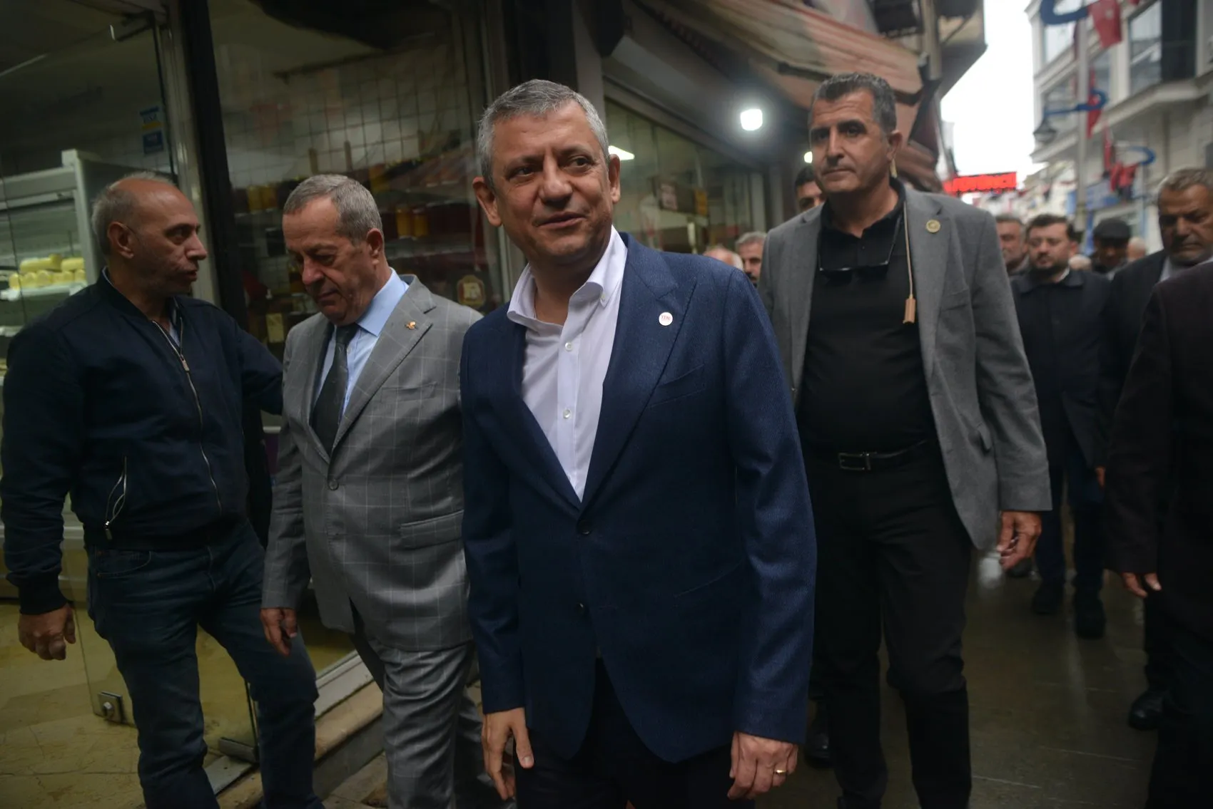 Sel felaketinin vurduğu Pazar'da Özgür Özel mesaisi: Esnafın derdini dinledi