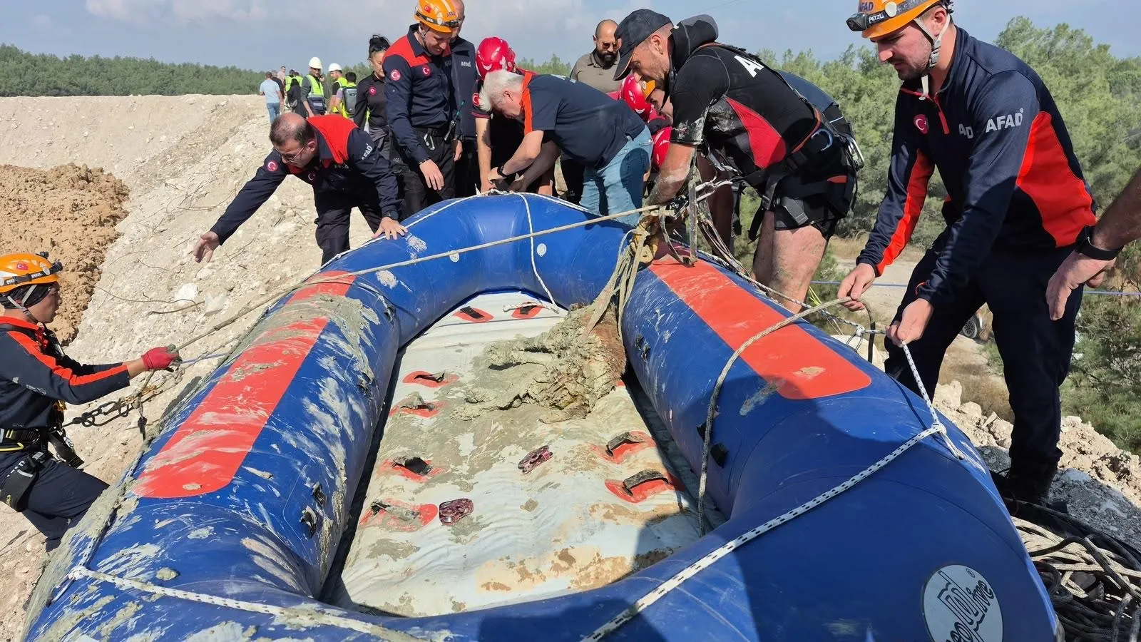 Buca'da çamur deryasında yaşam mücadelesi: Ekipler seferber oldu