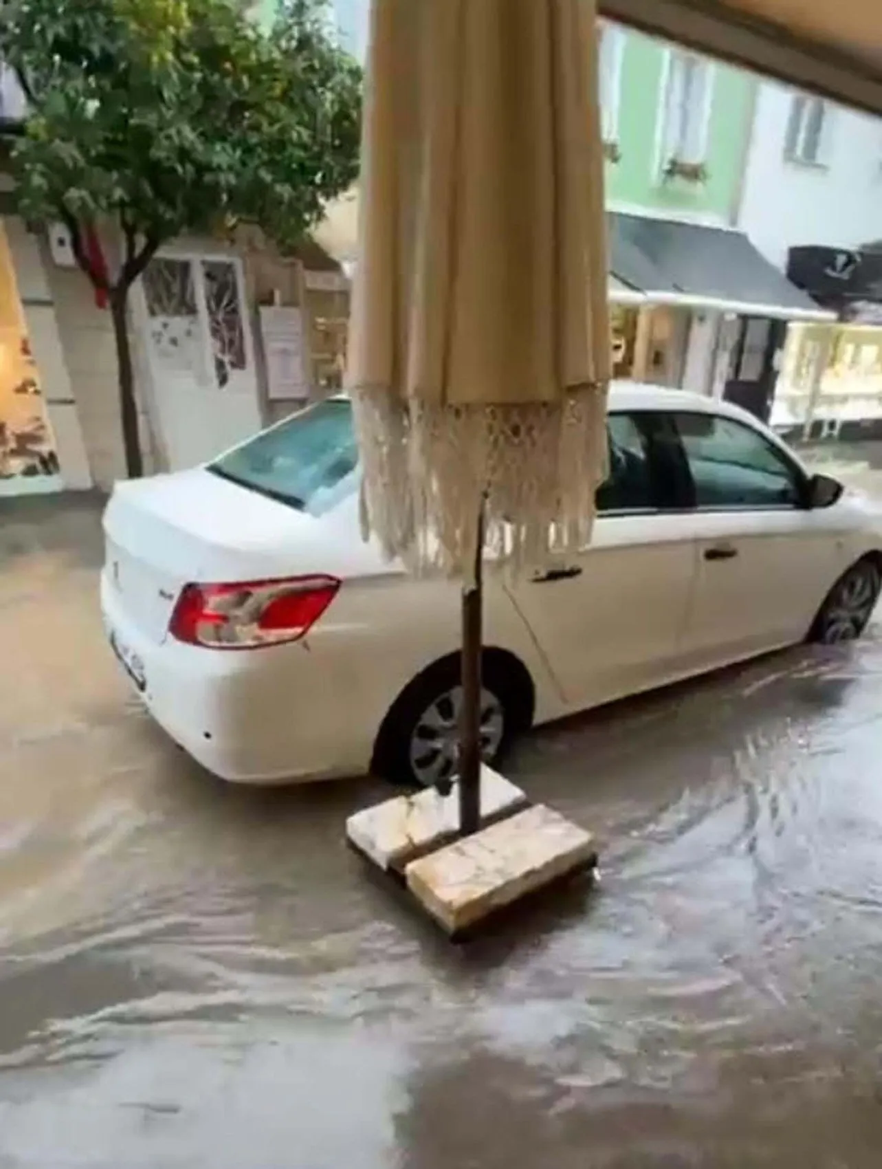 Çeşme'de aniden bastıran yağış hayatı felç etti