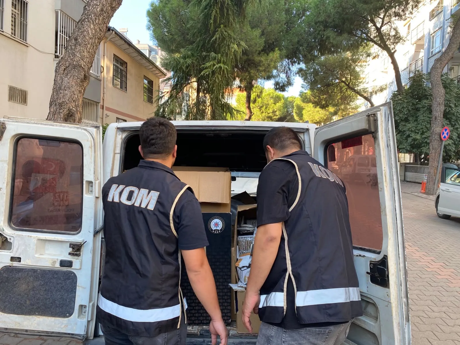 İzmir'de kaçakçılık ağlarına ağır darbe: Beş ilçede eş zamanlı baskın
