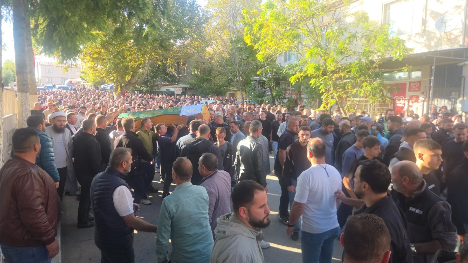 Orhangazi'de yürek yakan veda: Çatıdan düşen işçi son yolculuğuna uğurlandı