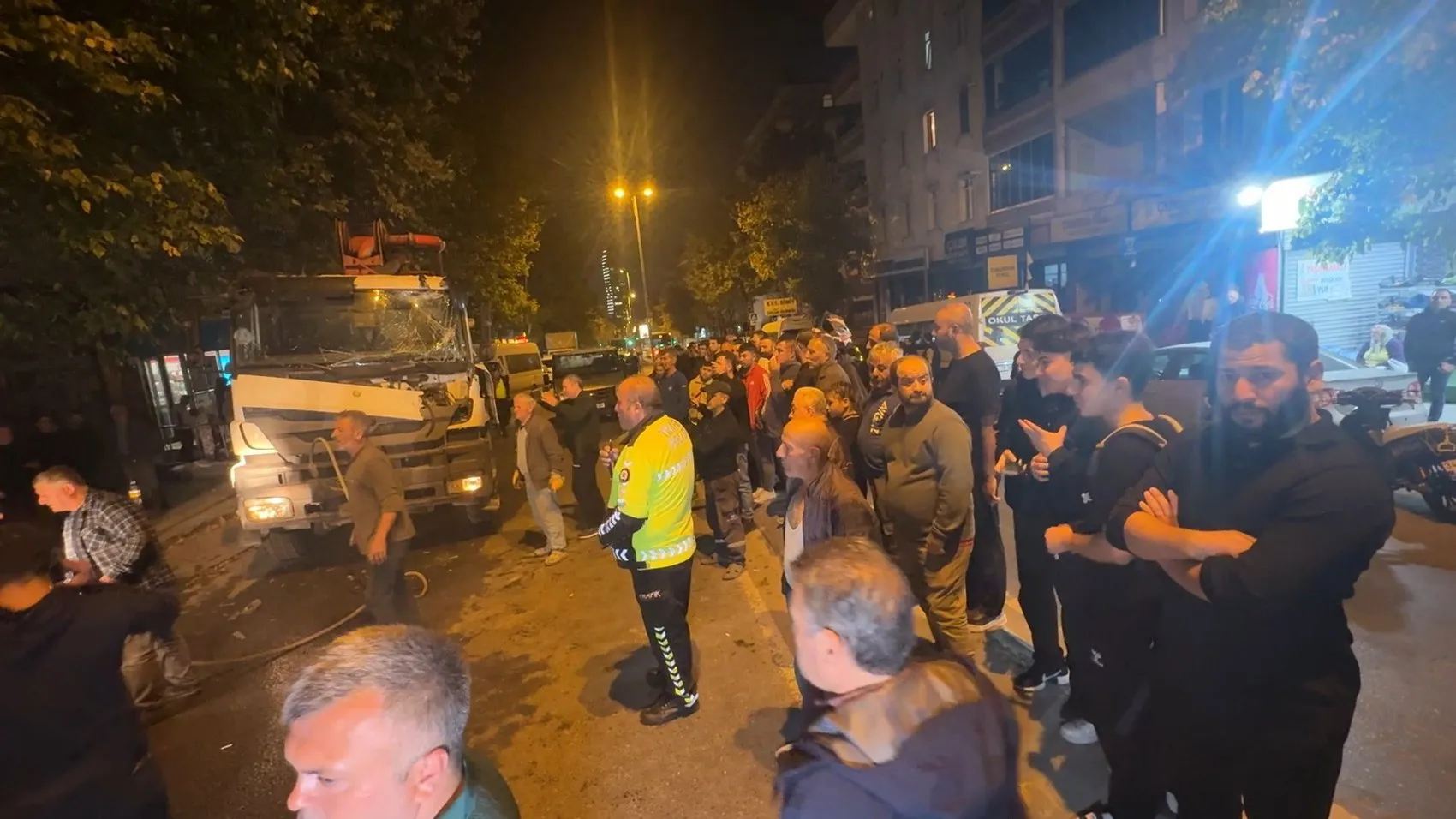 Avcılar'da korku dolu anlar: El frenini çekmeyi unuttu, beton pompası yedi aracı biçti
