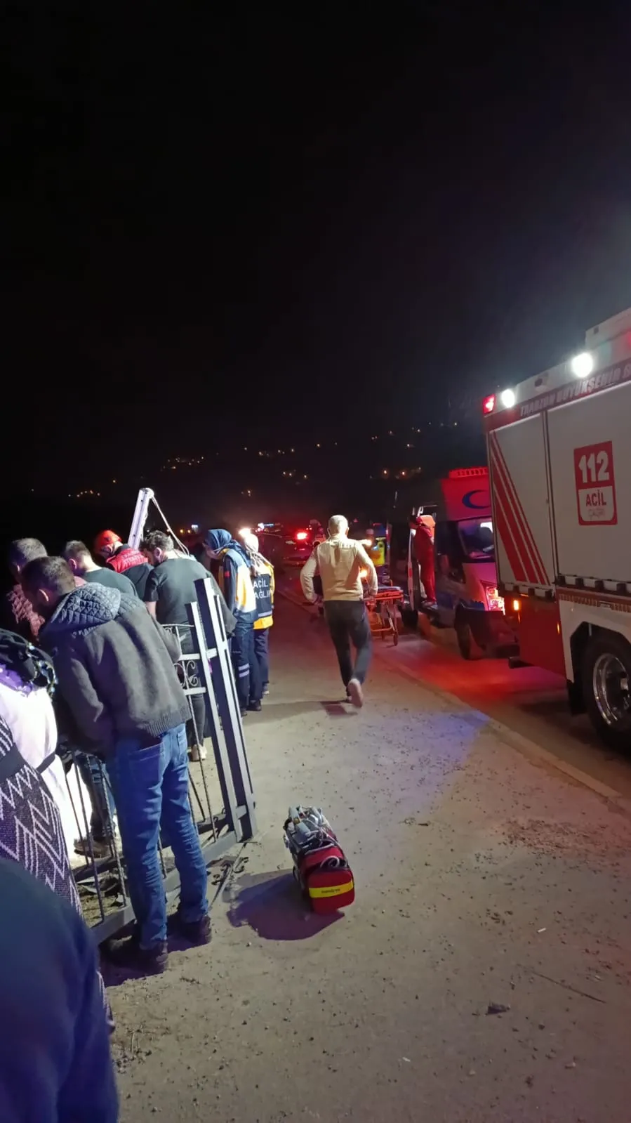 Araklı'da korku dolu anlar: Bariyerleri aşan cip dereye uçtu