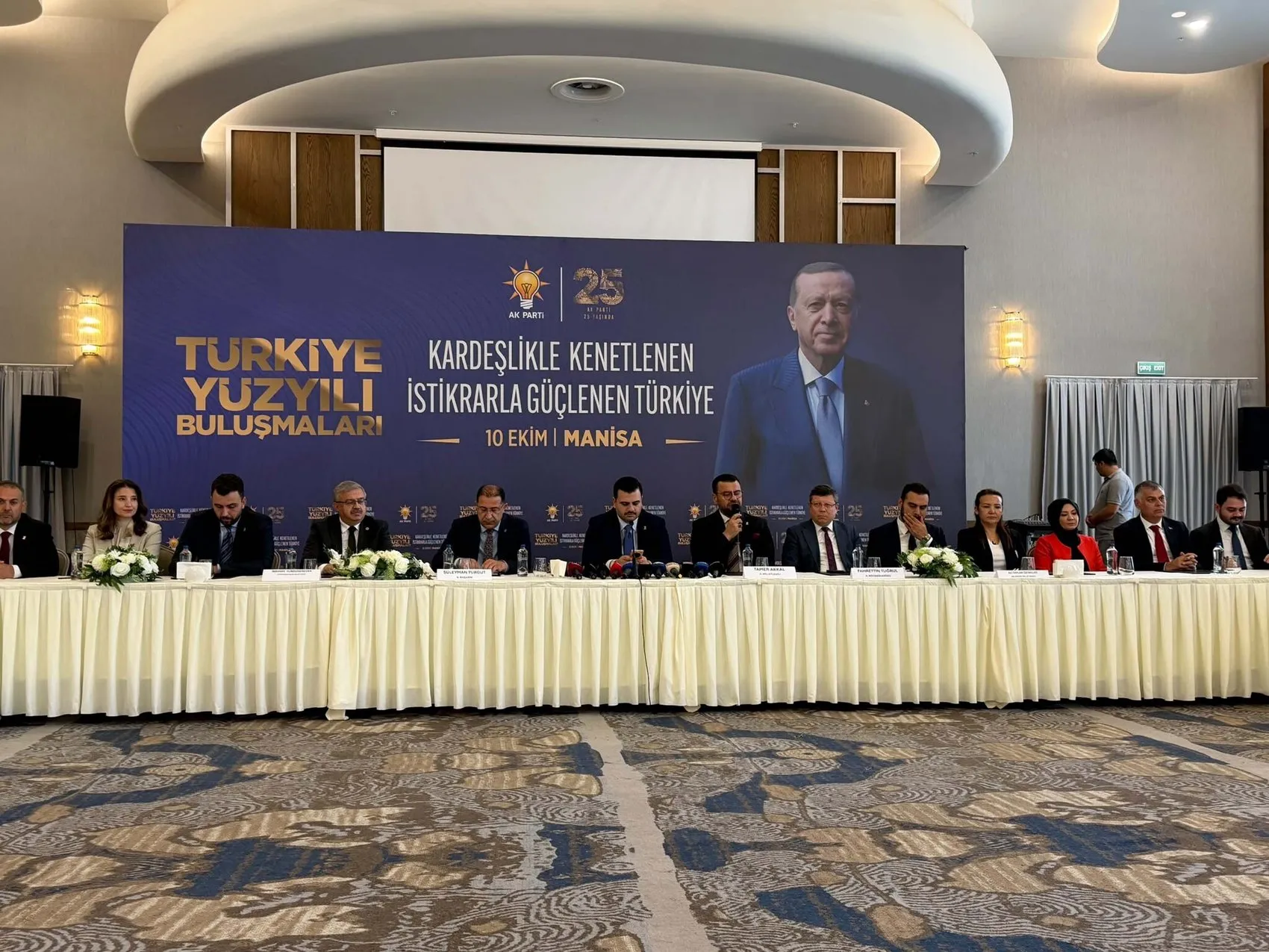 Eyyüp Kadir İnan'dan Özgür Özel'e sert uyarı: Manisa sokaklarında yürüyemez hale gelirsiniz