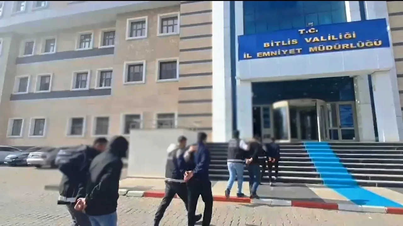 Bitlis'te zehir tacirlerine ağır darbe: 14 gözaltıdan 13'ü cezaevine gönderildi
