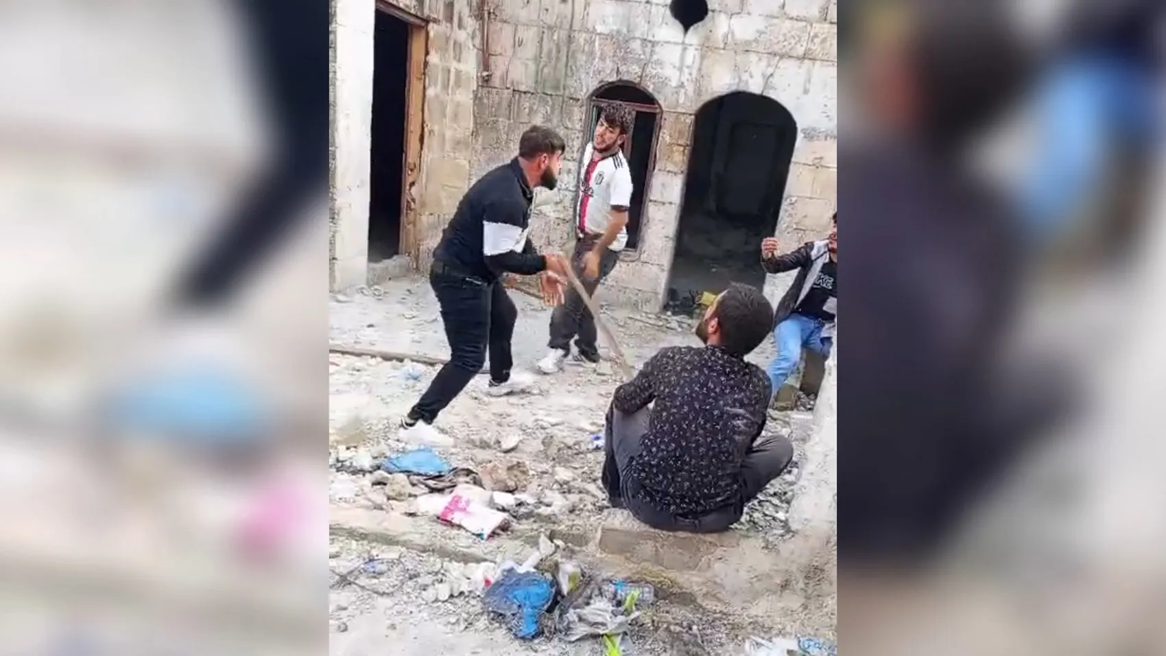 Şanlıurfa'da dehşet anları: Metruk binada dört kişiyi dakikalarca darp etti