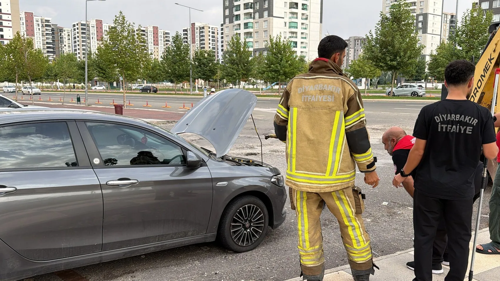 İtfaiyenin pes ettiği noktada vatandaşlar devreye girdi: Otomobilin kaputuna gizlenen davetsiz misafir