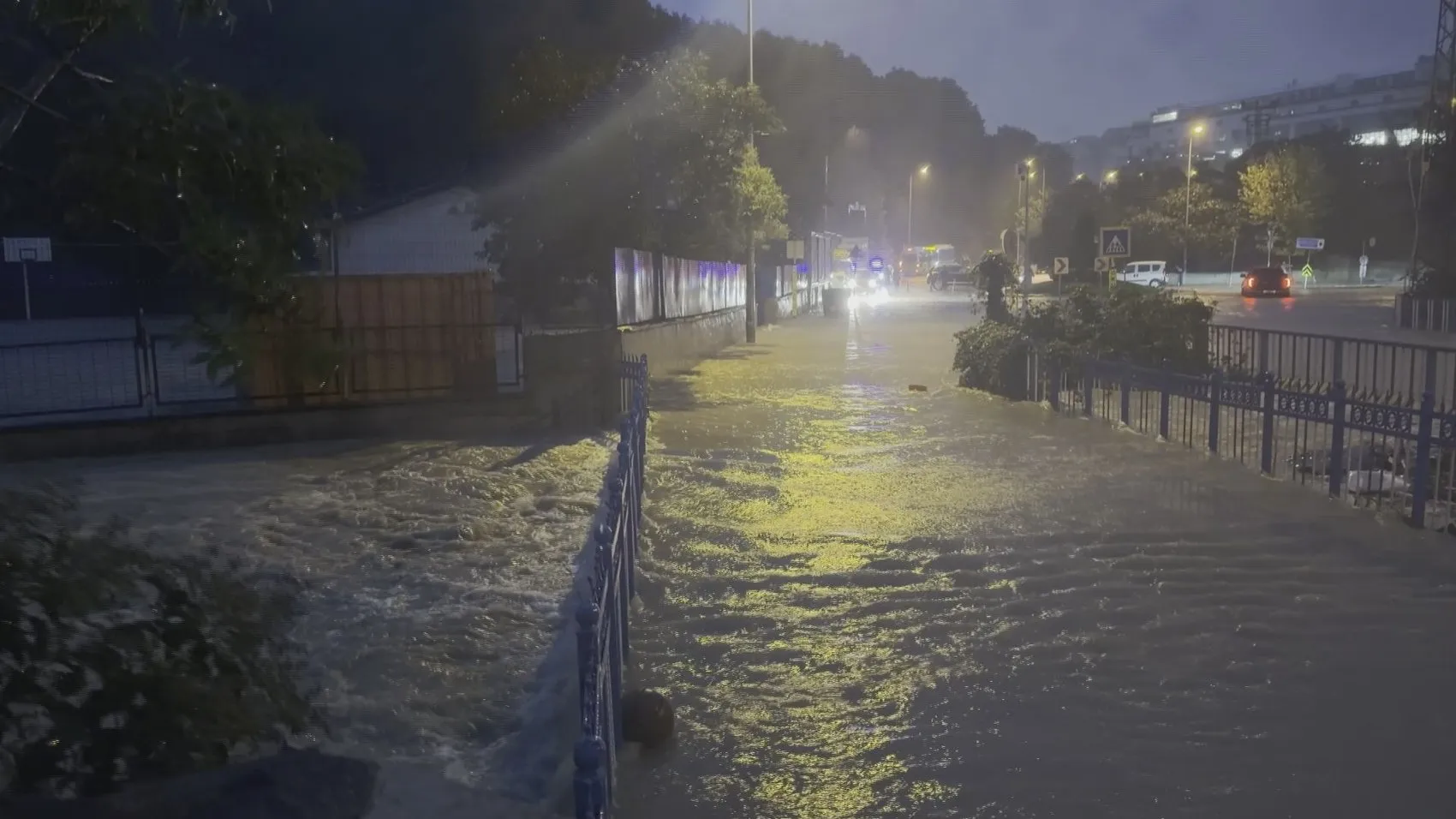 Arnavutköy'de dere taştı: Eğitim yuvası sular altında kaldı