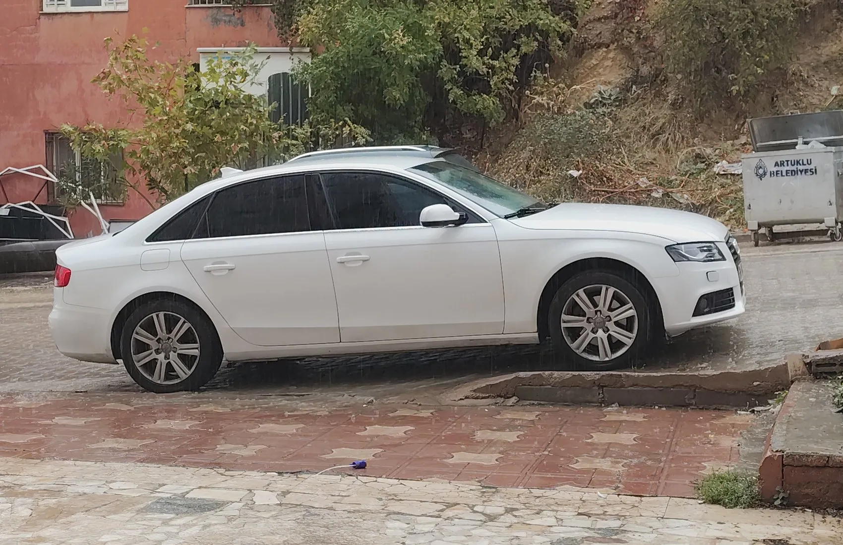 Mardin'de aniden bastıran sağanak hayatı felç etti: Ev ve dükkanlar sular altında kaldı
