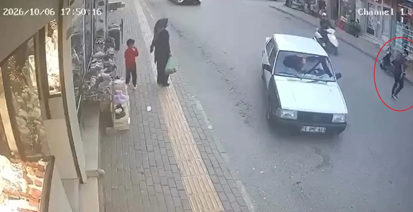 Saniyelerle gelen mucize: Otomobilin altında kalmamak için aynaya tutundu