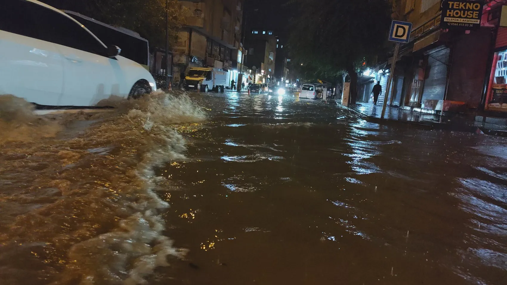 Kızıltepe'de aniden bastıran sağanak hayatı felç etti: Sokaklar göle döndü