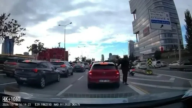 Trafik çilesine radikal çözüm: Emniyet şeridi için plakayı göz kırpmadan söktüler