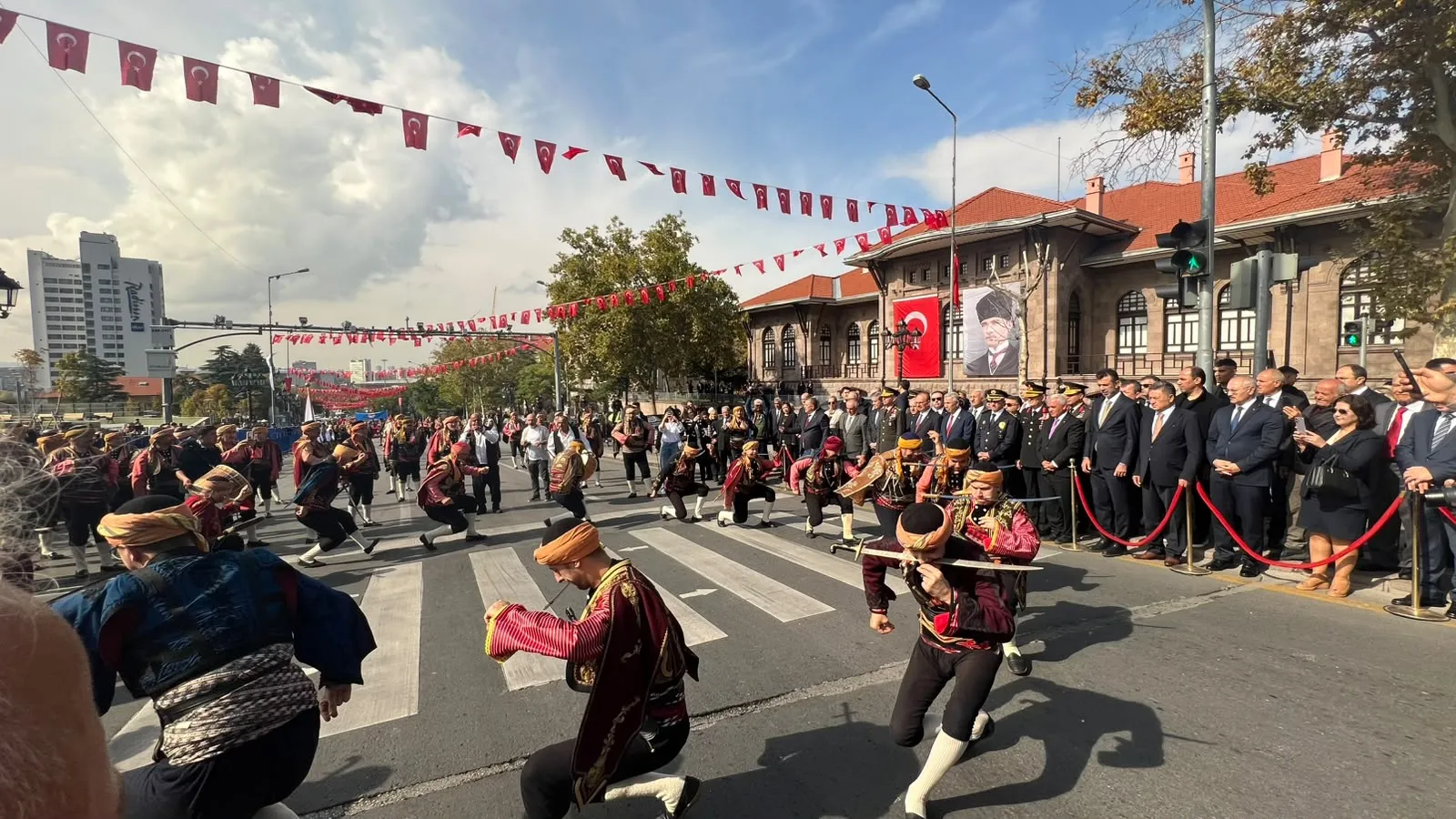 Cumhuriyetin kalbi Ankara 103 yaşında: Başkentlik gururu Anıtkabir'den Ulus'a taşındı