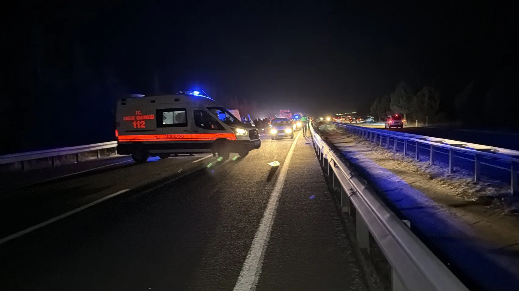 Tavşanlı yolunda can pazarı: Dört aracın karıştığı zincirleme kazada yedi kişi yaralandı